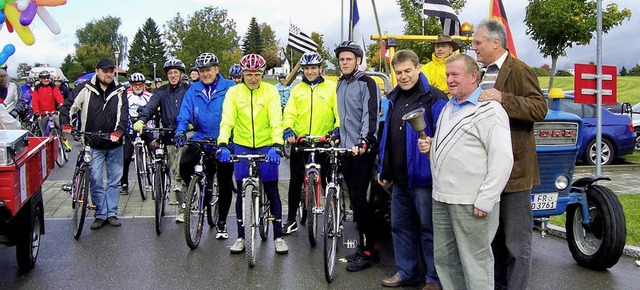 Ortsvorsteher Berthold Meister und Br...ldmitte) initiierten Benefiz-Radtour.   | Foto: Karla Scherer