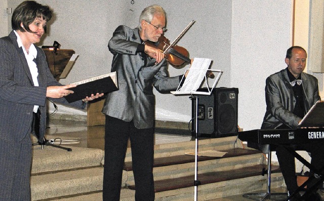 Die Sopranistin Sabine Frulin, der Vi...t   Lubomir Zovic bei ihrem Auftritt.   | Foto: Jutta Schtz