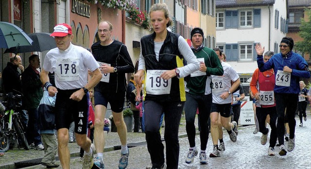 Zwar regnete es auch mal kurz, aber zu...beim  Staufener Altstadtlauf trocken.   | Foto: Wagner