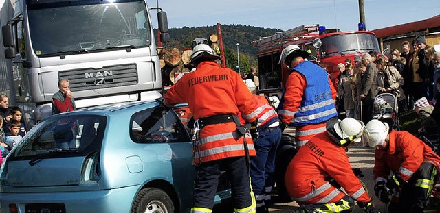 Die Feuerwehr kmmerte sich zunchst u...icherung von Unfallstelle und Fahrzeug  | Foto: Karin Stckl-Steinebrunner