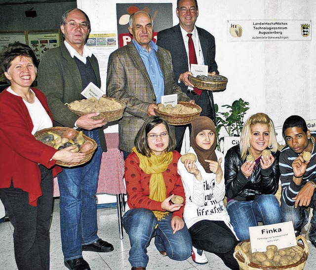 Hier geht&#8217;s um die Kartoffel: vo...nd Schler der kaufmnnischen Schule.   | Foto: Micha Bchle