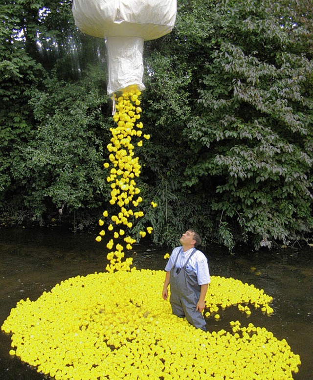 <Bildtext>Start frei: Marc Hess lsst ... Plastik-Enten ins Wasser. </Bildtext>  | Foto: Sedlak