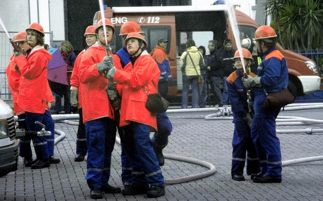 Wasser  marsch! hie es schon bald nac...r jungen Feuerwehrfrauen und -mnner.   | Foto: Raab