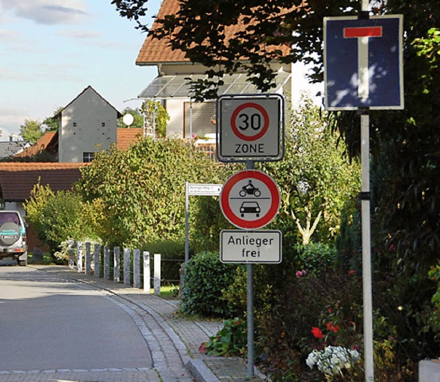 Das Schild &#8222;Anlieger frei&#8220;...eg in Eimeldingen hineingefahren ist.   | Foto: Langelott