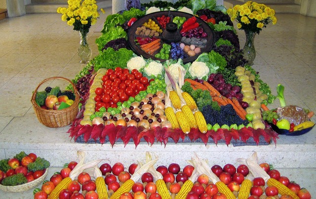 In vielen katholischen Kirchengemeinde...Frchten und Blumen geschmckt hatten.  | Foto: Michael Konz