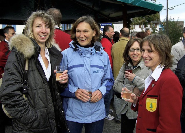 Beim Winzerfest lieen es sich die Gste gutgehen.   | Foto: B. Rderer