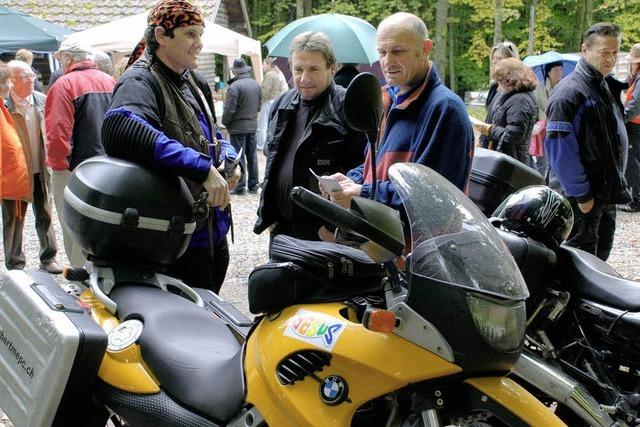 Der Pastor rollt auf dem Motorrad ein