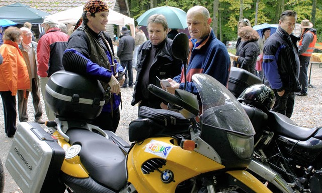 Gesprche am Rande des Biker-Gottesdie...    Glaube und Spa am Motorradfahren   | Foto: Maja Tolsdorf