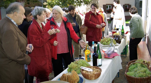 Herbstliche Tafel vor der Altweiler Kirche  | Foto: Triphan