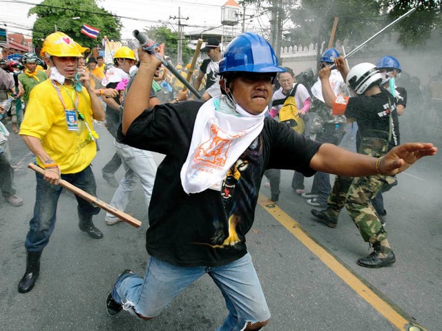 Demonstranten und Polizisten liefern sich Schlgereien.   | Foto: DPA