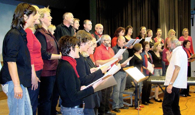 Der etwas andere Dorfkirchenchor aus H...attingen in einem weltlichen Konzert.   | Foto: Bombardi