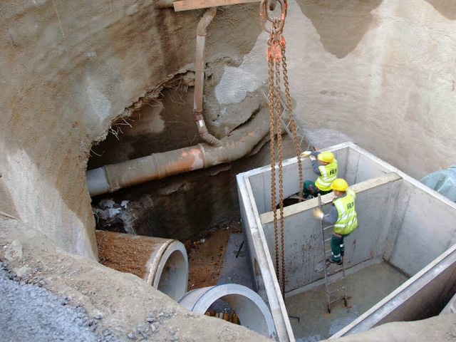 Aus vier Tonnen Betonteilen wird   das... der Hauptstrae, im Bereich Lindle     | Foto: Volker Mnch