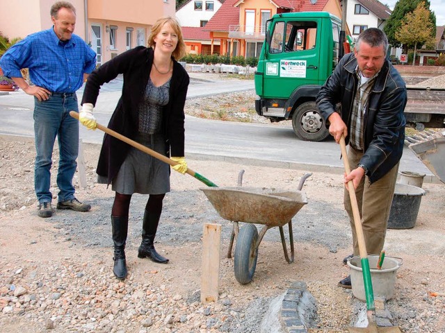 Kerstin Andreae half auf einer Baustelle der Firma Hertweck mit.  | Foto: Christine Aniol