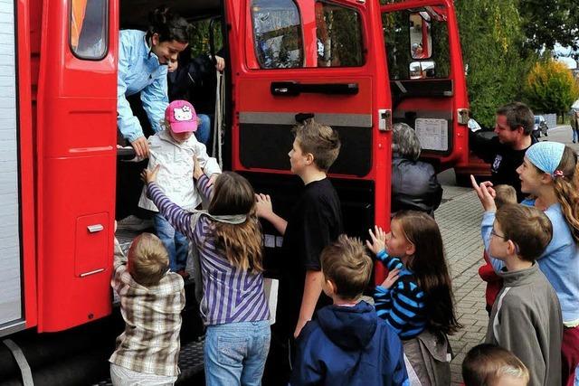 Das Kuchenbfett lockt die Besucher an