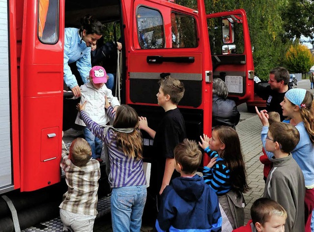 Die Fahrt im Feuerwehrauto war bei den Kindern besonders begehrt.   | Foto: Wolfgang Knstle