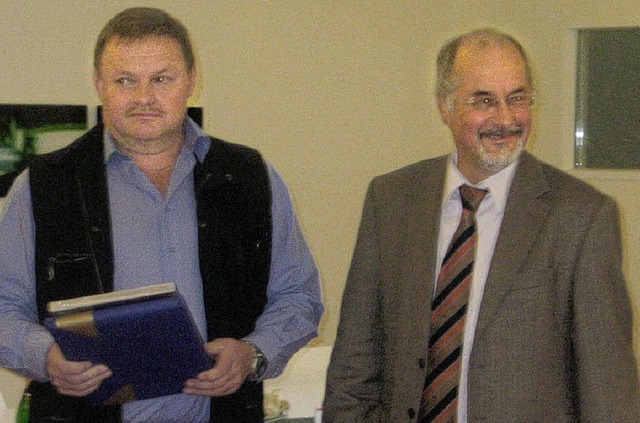 Klaus Freudig (links) mit IHK-Geschft...mmo Leisinger, der den Jubilar ehrte.   | Foto: Privat