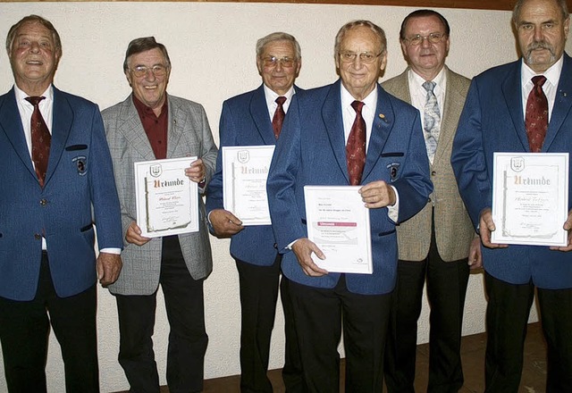 Vorsitzender Manfred Drflinger (links...del und Herbert Trefzger (von links).   | Foto: hansjrg bader