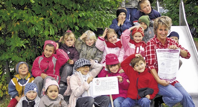 Veronika Schweizer und die Kinder im B...arten haben keine Angst vor Lusen.     | Foto: Micha Bchle