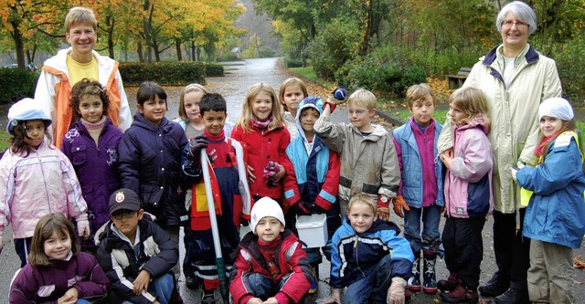 Die kleinen &#8222;Mll-Detektive&#822...nd Kollegin Verena Morlock unterwegs.   | Foto: Melanie Dramac