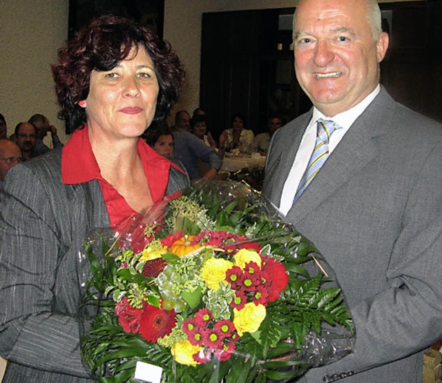 Mit einem groen Strau dankte Gerhard...s  Winzerfest zum letzten Mal leitete.  | Foto: Norbert Sedlak