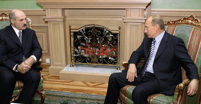 Intensiver Blick am Kamin: Lukaschenko und Putin (rechts)   | Foto: dpa/AFP