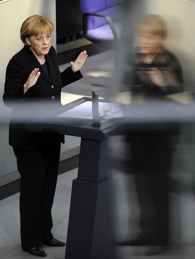 Die Kanzlerin bei ihrer Regierungserklrung   | Foto: dpa