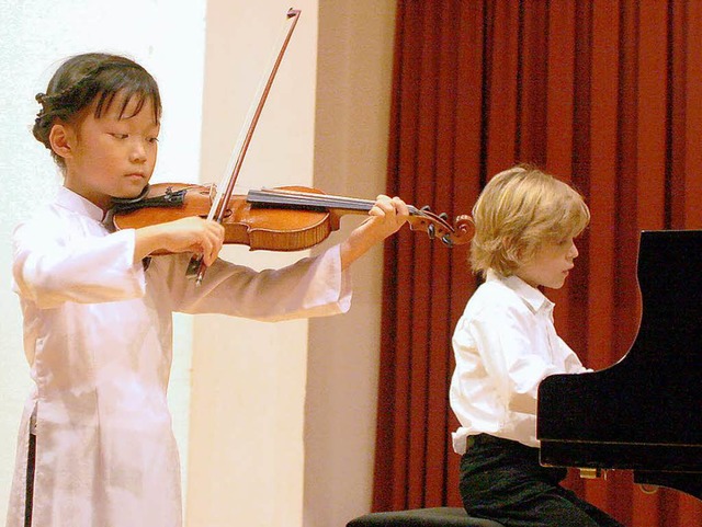 Erster Auftritt fr Thi ai- Lien Ngo, Violine,   und  Niklas Lssle am Klavier  | Foto: Heidi Foessel