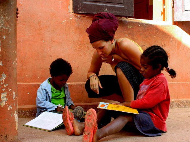 Anna Hansert aus Offenburg mit Straenkindern in Madagaskar  | Foto: Gertrude Siefke