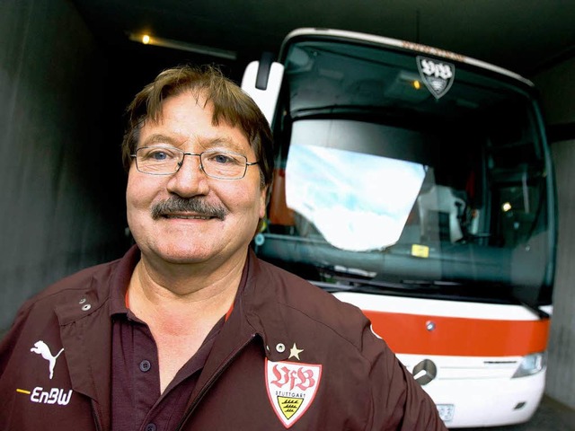Rolf Geissler steuert den Mannschaftsbus des VfB Stuttgart seit 31 Jahren.    | Foto: dpa