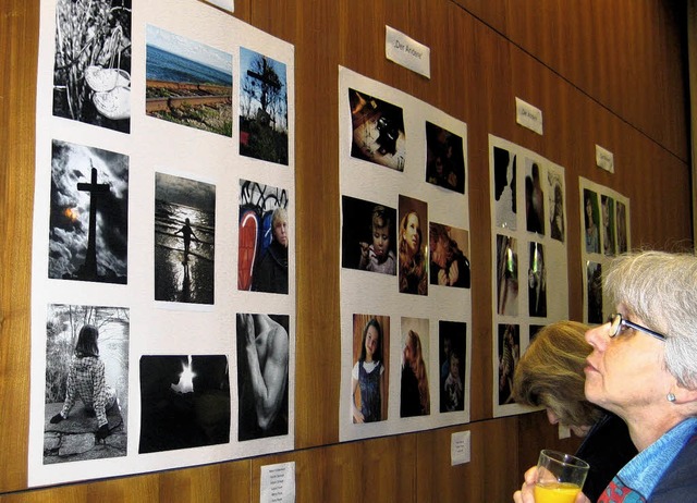 Eine  Ausstellung mit Arbeiten der Fot...ist in der  Aula der Schule zu sehen.   | Foto: Katharina-Sophia Rieger