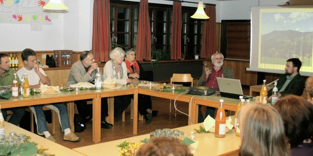 Das Gesprch mit den Waldbesitzern suc...envertreter bei einem Abend in Hasel.   | Foto: Heiner Fabry