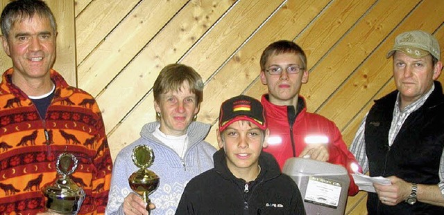 Die Pokalsieger der Volkswanderung (vo...nfred Behringer (rechts) gratulierte.   | Foto: viktor Nitschmann