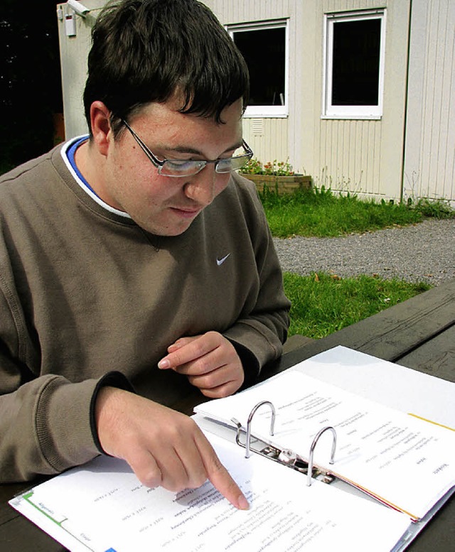 Vor dem Akademiegebude studiert Simon die  Theoriemappe.  | Foto: monika rombach