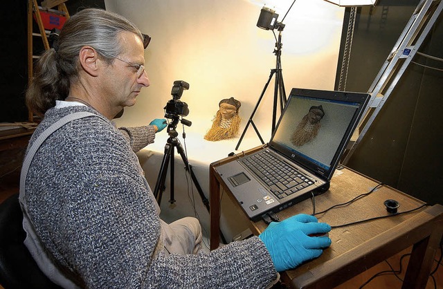 Ethnologe Edgar Drrenberger fotografi...delhausermuseums, ehe er sie verpackt.  | Foto: th. kunz