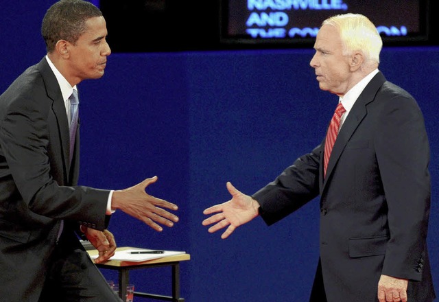 Barack Obama (links) und John McCain g...h dem Duell pflichtschuldig die Hand.   | Foto: DPA
