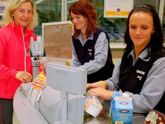 Schon am frhen Morgen waren die ersten Kunden in der neuen Aldifiliale.  | Foto: Andrea Gallien