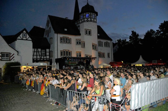 Friedliche Stimmung und Partylaune: 30...en zum EM-Finale auf den Schlossplatz.  | Foto: dieter erggelet