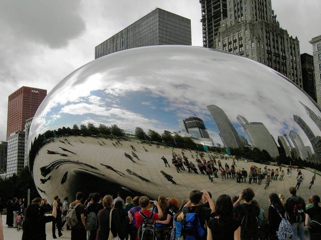 Die Mllheimer Schler vor dem Wolkent...&#8220;) im Milleniumpark in Chicago .  | Foto: privat
