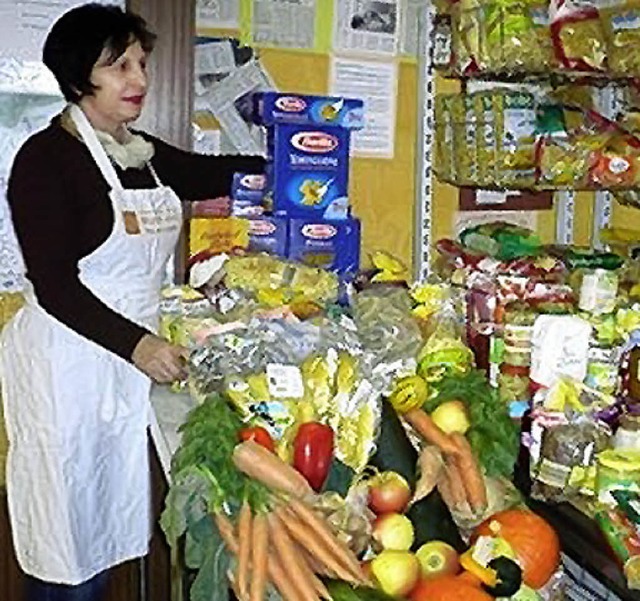 Die Leiterin des Tafelladens,  Silvana..., mit den gespendeten Erntedankgaben.   | Foto: privat