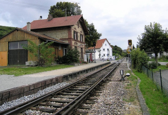 Westlich der Kaiserstuhlbahngleise sol...en ein neuer Bahnsteig gebaut werden.   | Foto: Michael Haberer