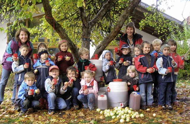 Apfelernte im Kindergarten Schwalbennest   | Foto: Liane Schilling