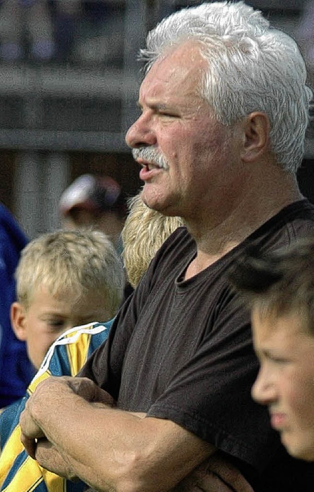 Kritischer Blick: Trainer Gerd Gutwein vom Bezirksligisten TuS Efringen-Kirchen  | Foto: Peter Gerigk