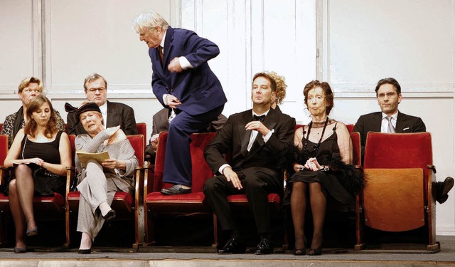 Gunnar Mller kmpft sich als Loriot d...etzten Zuschauerreihen ins Konzert.     | Foto: Ch. Breithaupt