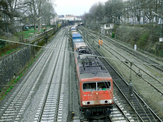 Ein Gterzug verlsst Offenburg nach S...fhrt knftig an der Autobahn entlang?  | Foto: leo