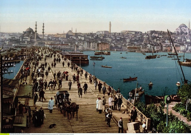 Da gingen die Uhren noch anders: Galat... in Istanbul um die Jahrhundertwende.   | Foto: ullstein