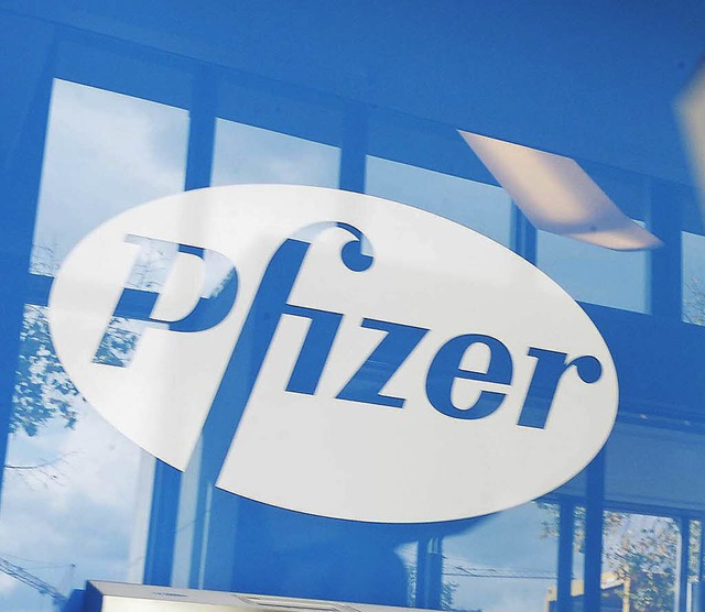 Das Pfizer-Logo hngt jetzt in Berlin.  | Foto: ddp