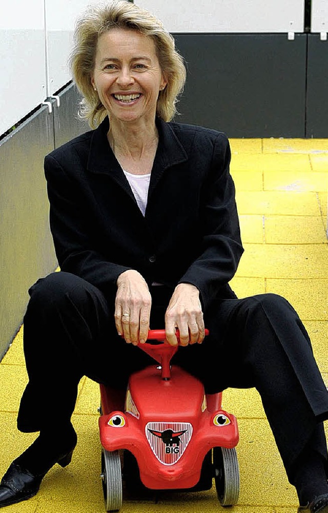 Ursula von der Leyen zeigt  sich gern ...y-Car in einer deutschen Tagessttte.   | Foto: DPA
