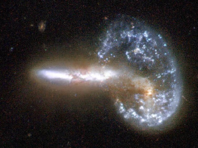 Die Hubble-Aufnahme zeigt zwei Galaxien, die miteinander kollidieren.  | Foto: dpa