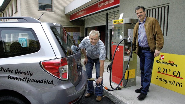 Die erste Autogastankstelle in der Reg...as Schmidt eines seiner Gasfahrzeuge.   | Foto: horst a. bss