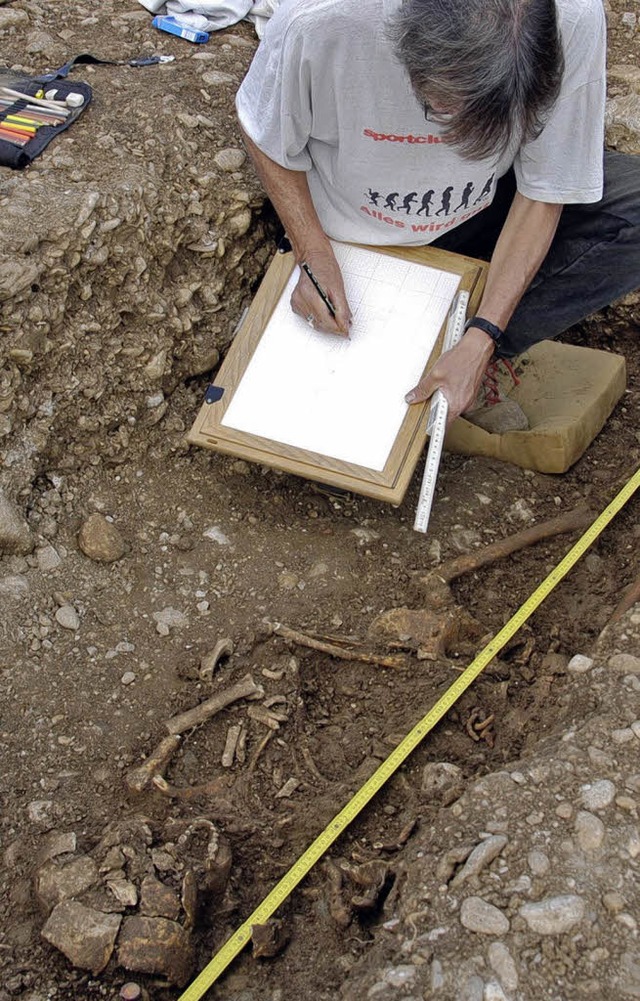 Das gefundene Skelett und alle Grabbeigaben werden genau gezeichnet.  | Foto: Sebastian Barthmes